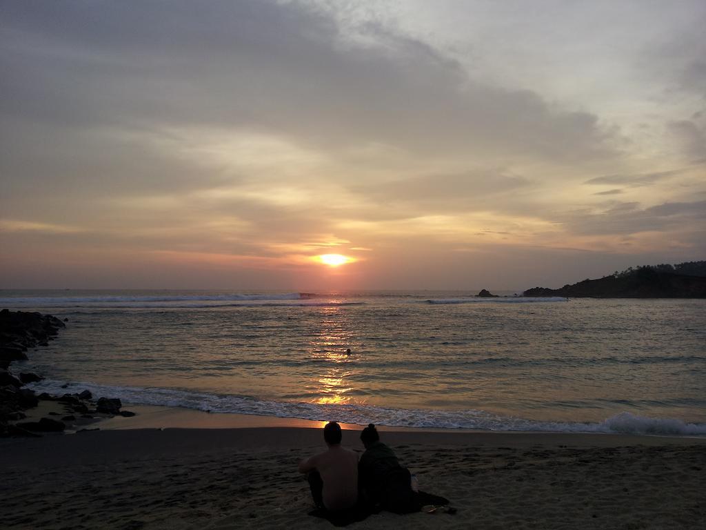 Sunray Rest - Beach View Homestay Mirissa Eksteriør billede